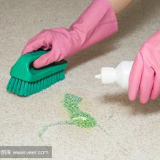 用专业刷子和特殊液体清洁绿色污渍。化学清洗地毯。早春大扫除或定期大扫除。